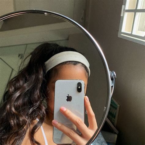 pinay finger mirror|Small Mirror Selfie Poses To Try, As Seen On Pinay Celebs.